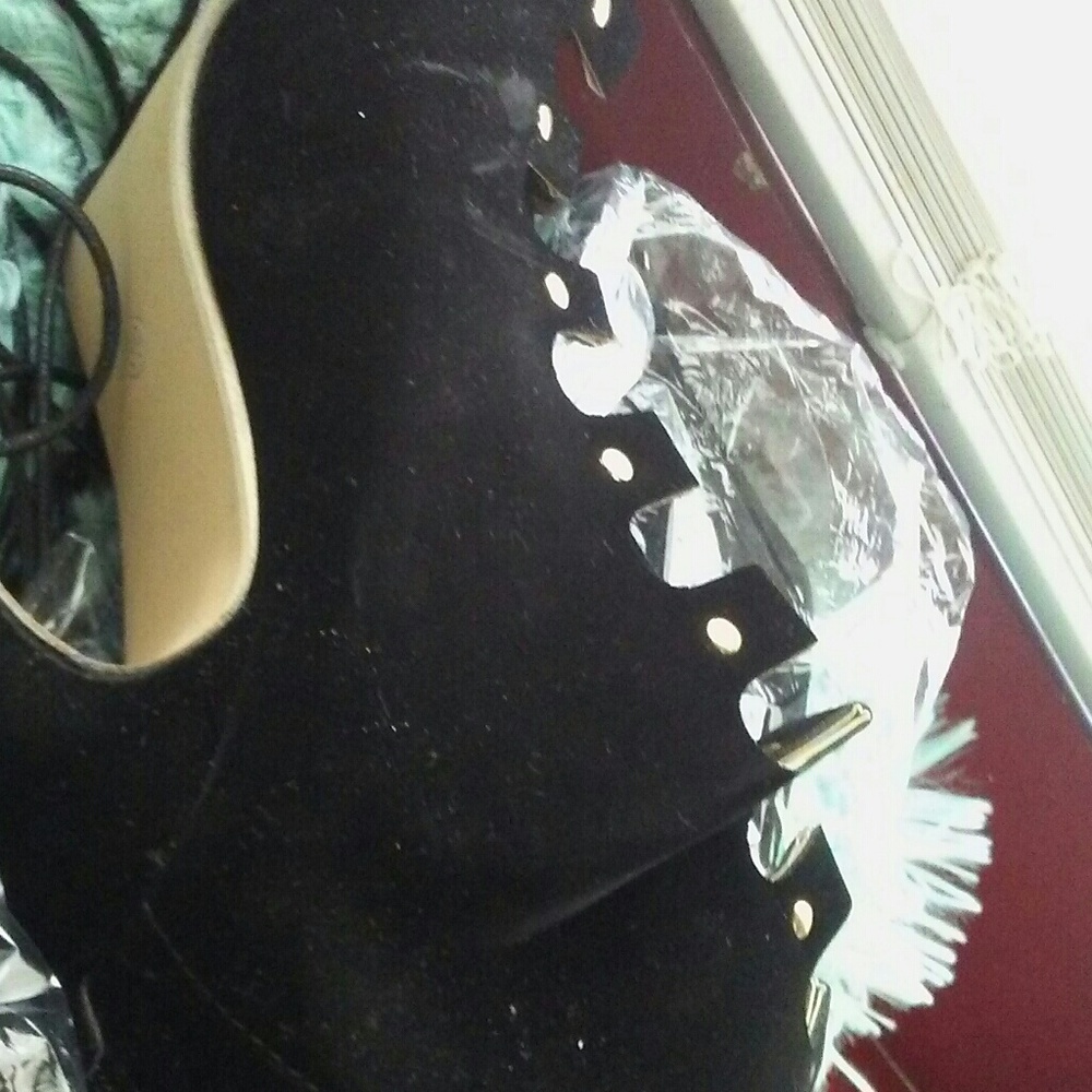 Shoes - Picture 4 of 5